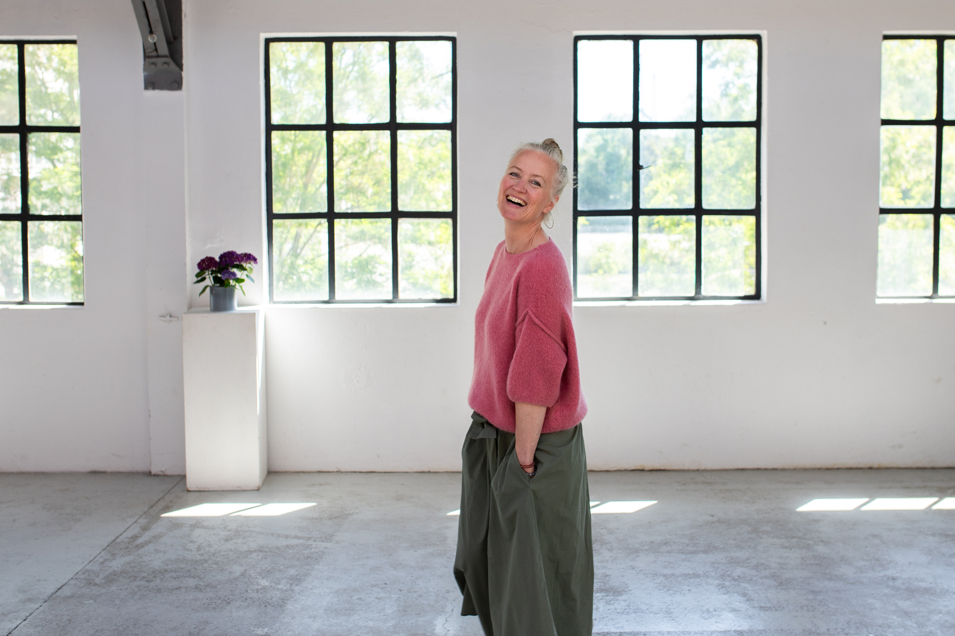 Sonja Klein lacht in einem hellen Raum